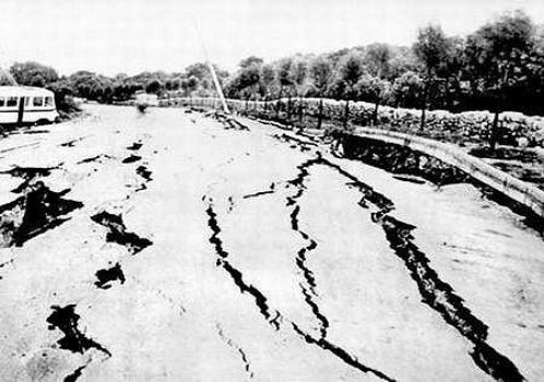 Popraskaný asvalt na silnici zničené při zemětřesení v Tang šan 1976